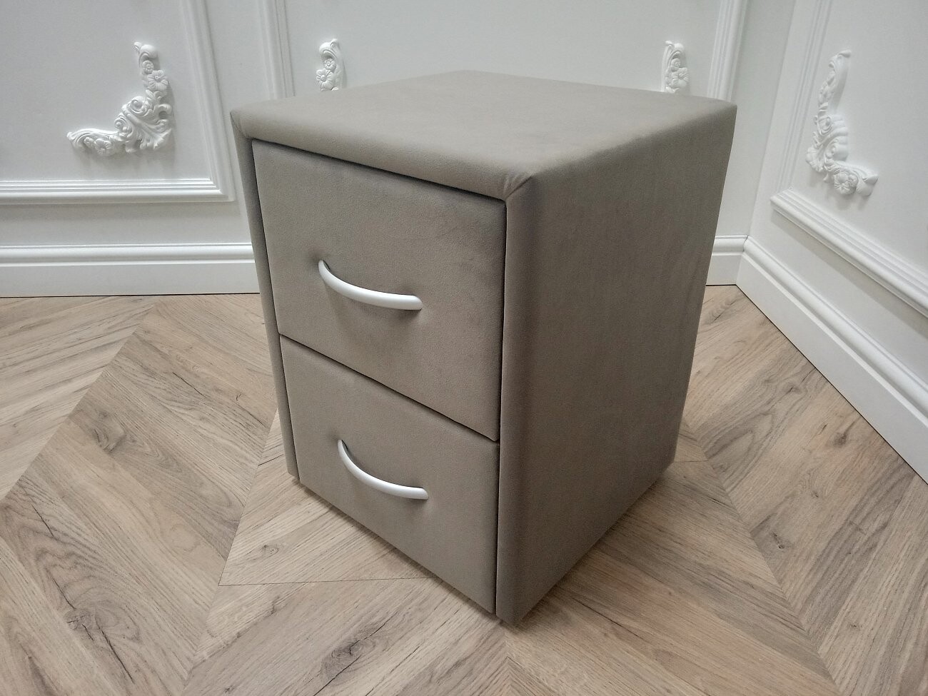 Прикроватная тумбочка с двумя ящиками светло-коричневая Эстетика Kalibri Stown - изображение 5