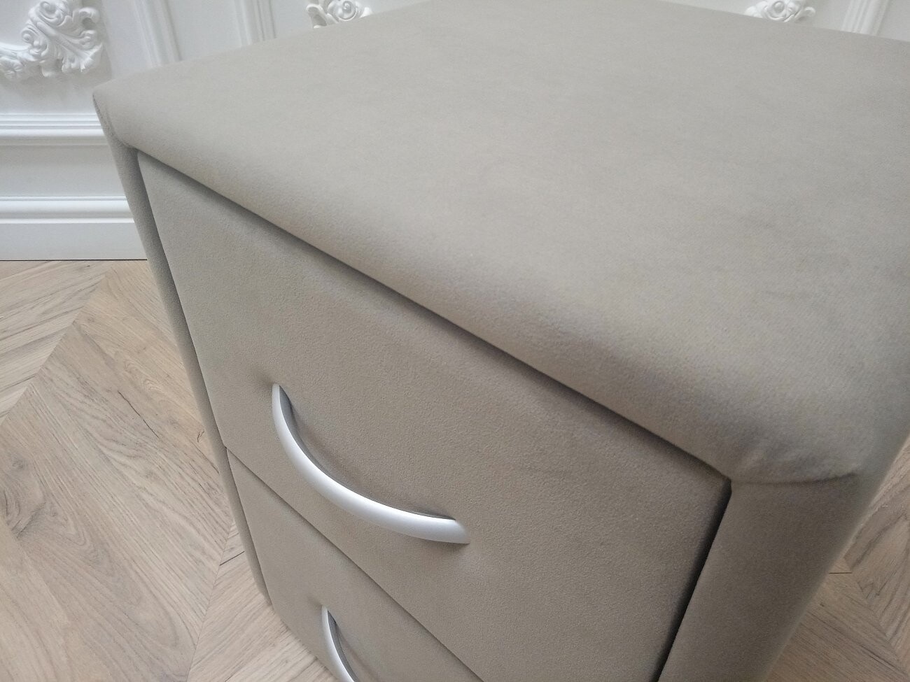 Прикроватная тумбочка с двумя ящиками светло-коричневая Эстетика Kalibri Stown - изображение 6