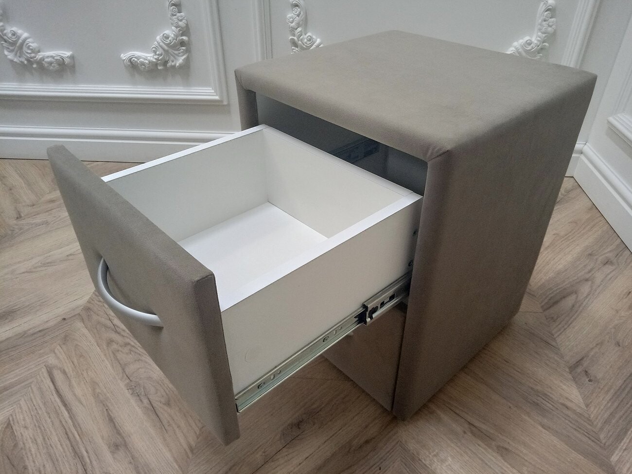 Прикроватная тумбочка с двумя ящиками светло-коричневая Эстетика Kalibri Stown - изображение 7