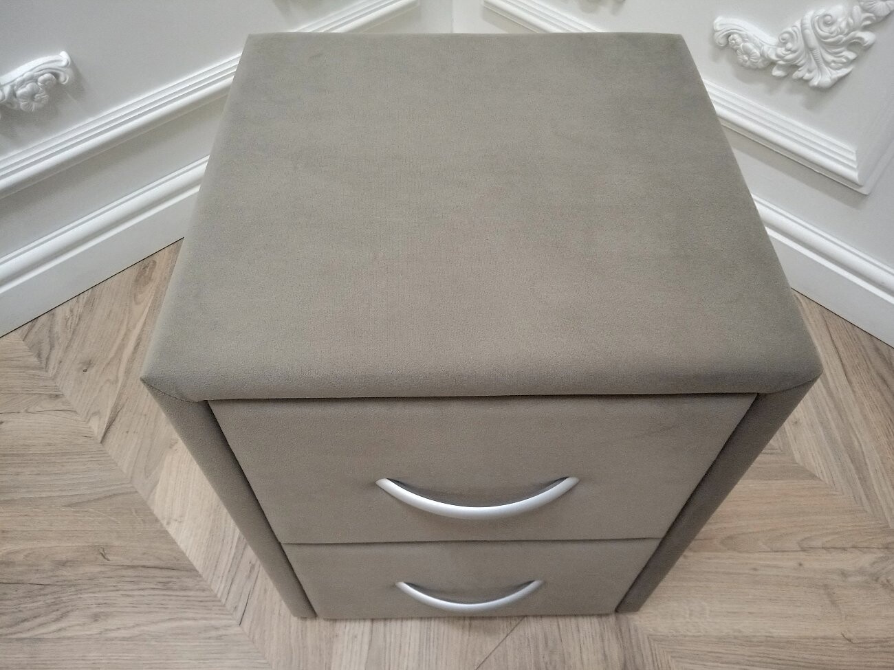 Прикроватная тумбочка с двумя ящиками светло-коричневая Эстетика Kalibri Stown - изображение 8