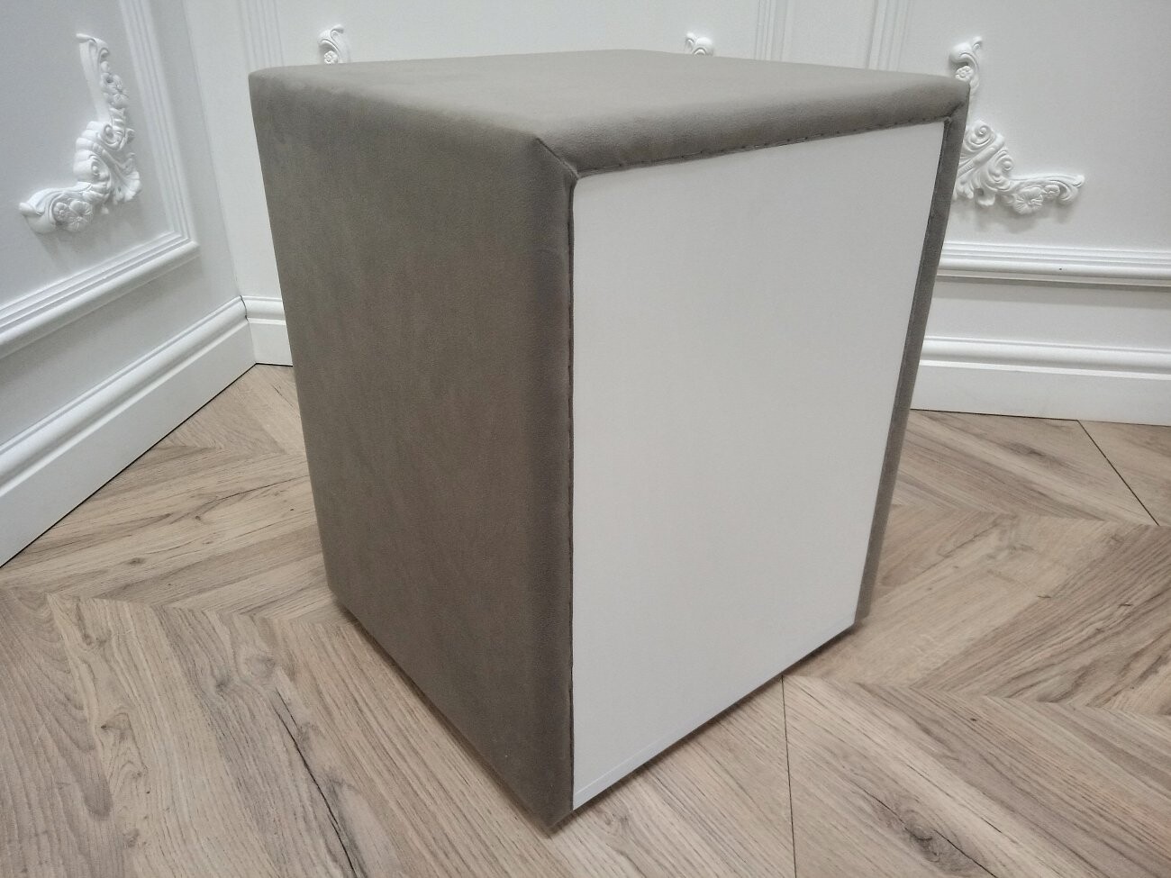 Прикроватная тумбочка с двумя ящиками светло-коричневая Эстетика Kalibri Stown - изображение 9