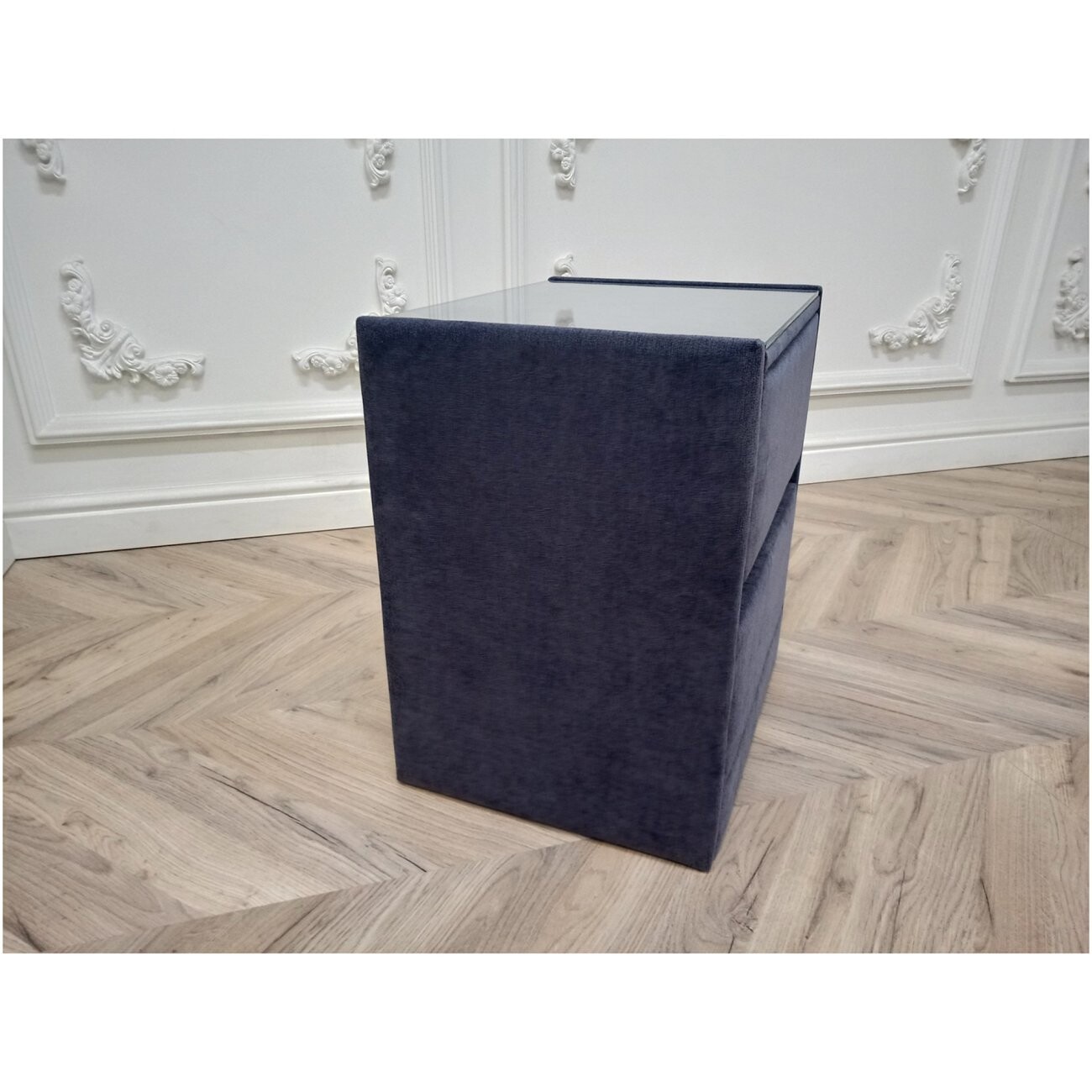 Прикроватная тумбочка со стеклом и двумя ящиками серо-синяя Encanto Velvet Lux - изображение 3