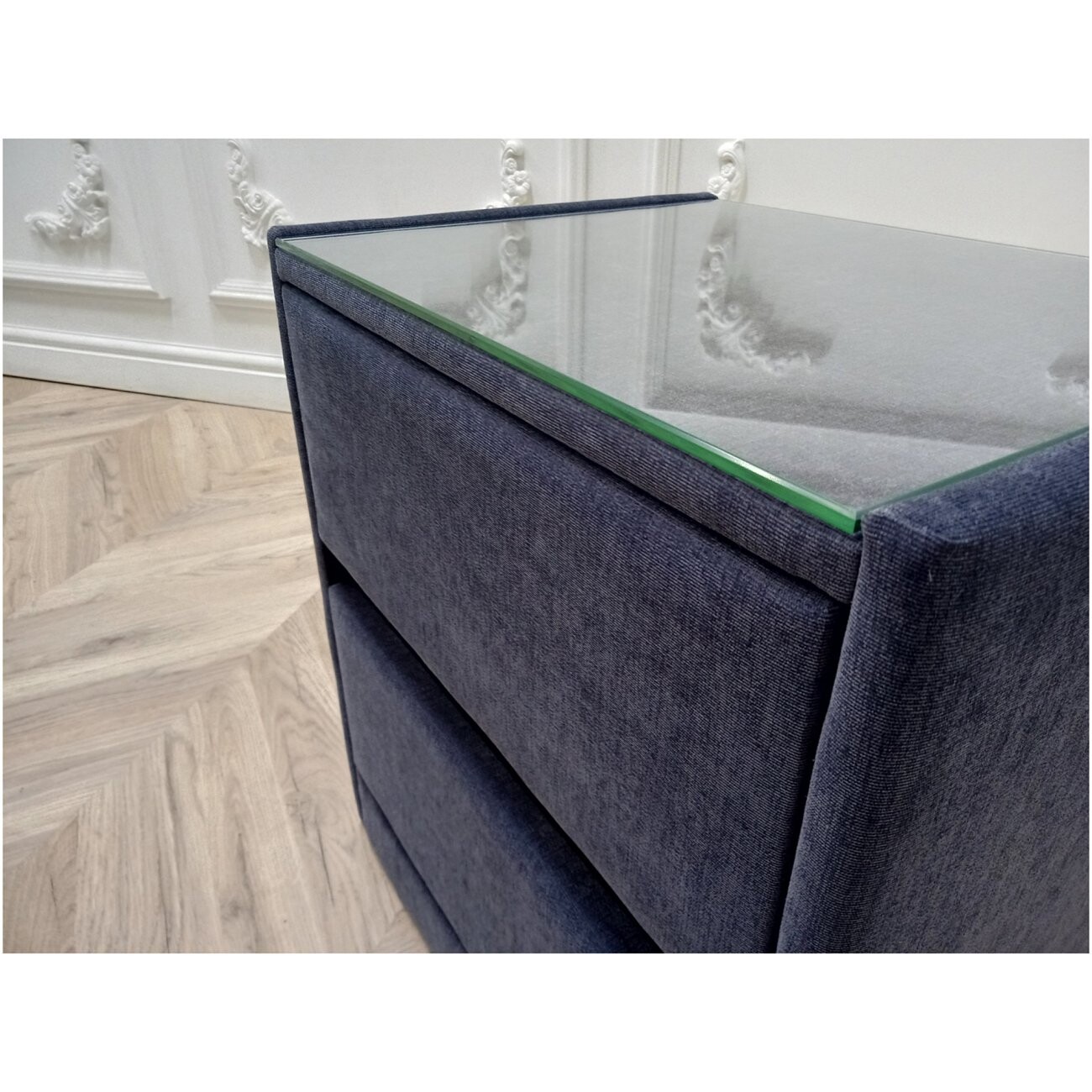 Прикроватная тумбочка со стеклом и двумя ящиками серо-синяя Encanto Velvet Lux - изображение 5