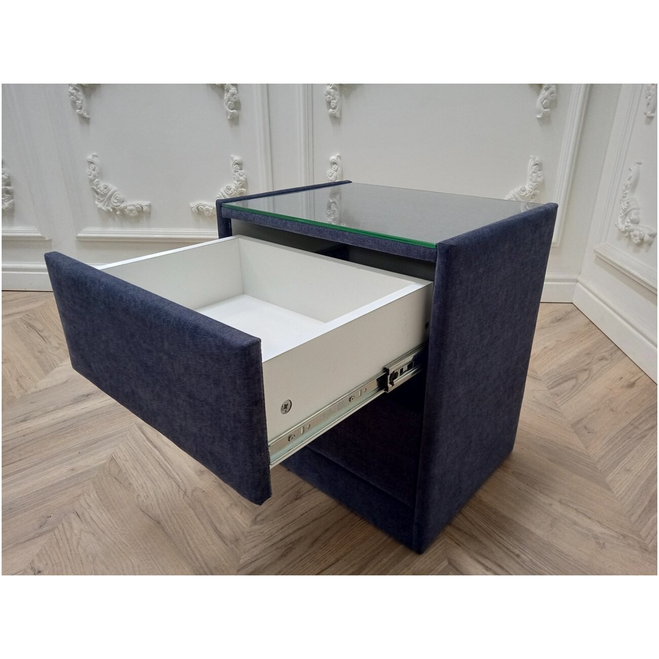 Прикроватная тумбочка со стеклом и двумя ящиками серо-синяя Encanto Velvet Lux - изображение 6