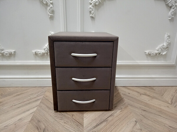 Прикроватная тумбочка с тремя ящиками коричневая Эстетика Rivera - изображение 1