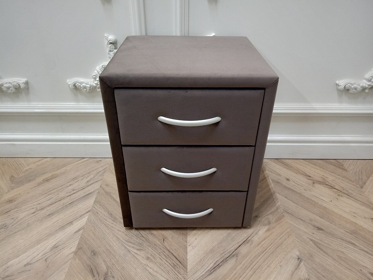 Прикроватная тумбочка с тремя ящиками коричневая Эстетика Rivera - изображение 2