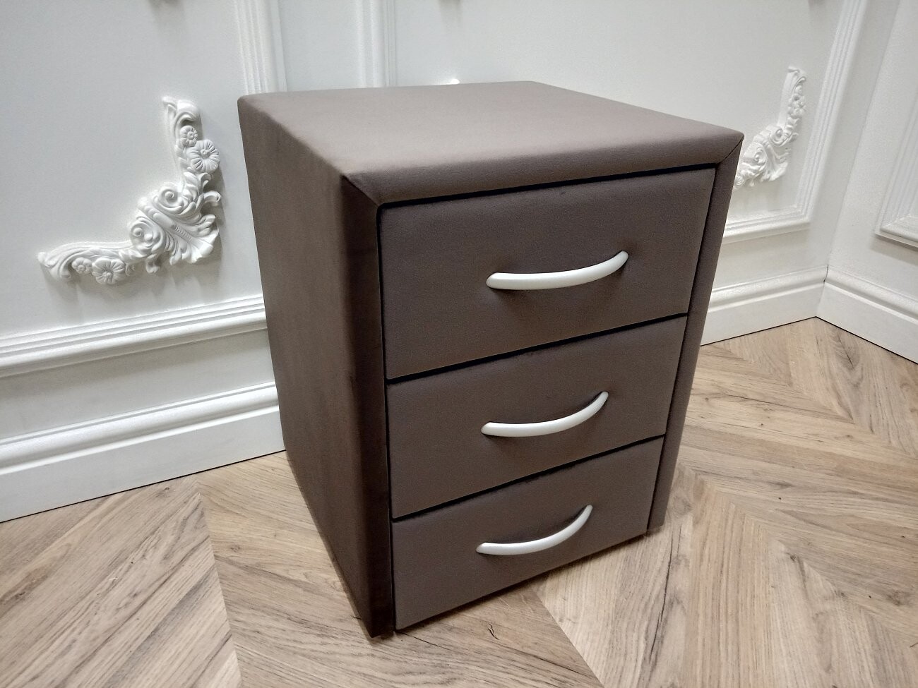 Прикроватная тумбочка с тремя ящиками коричневая Эстетика Rivera - изображение 3