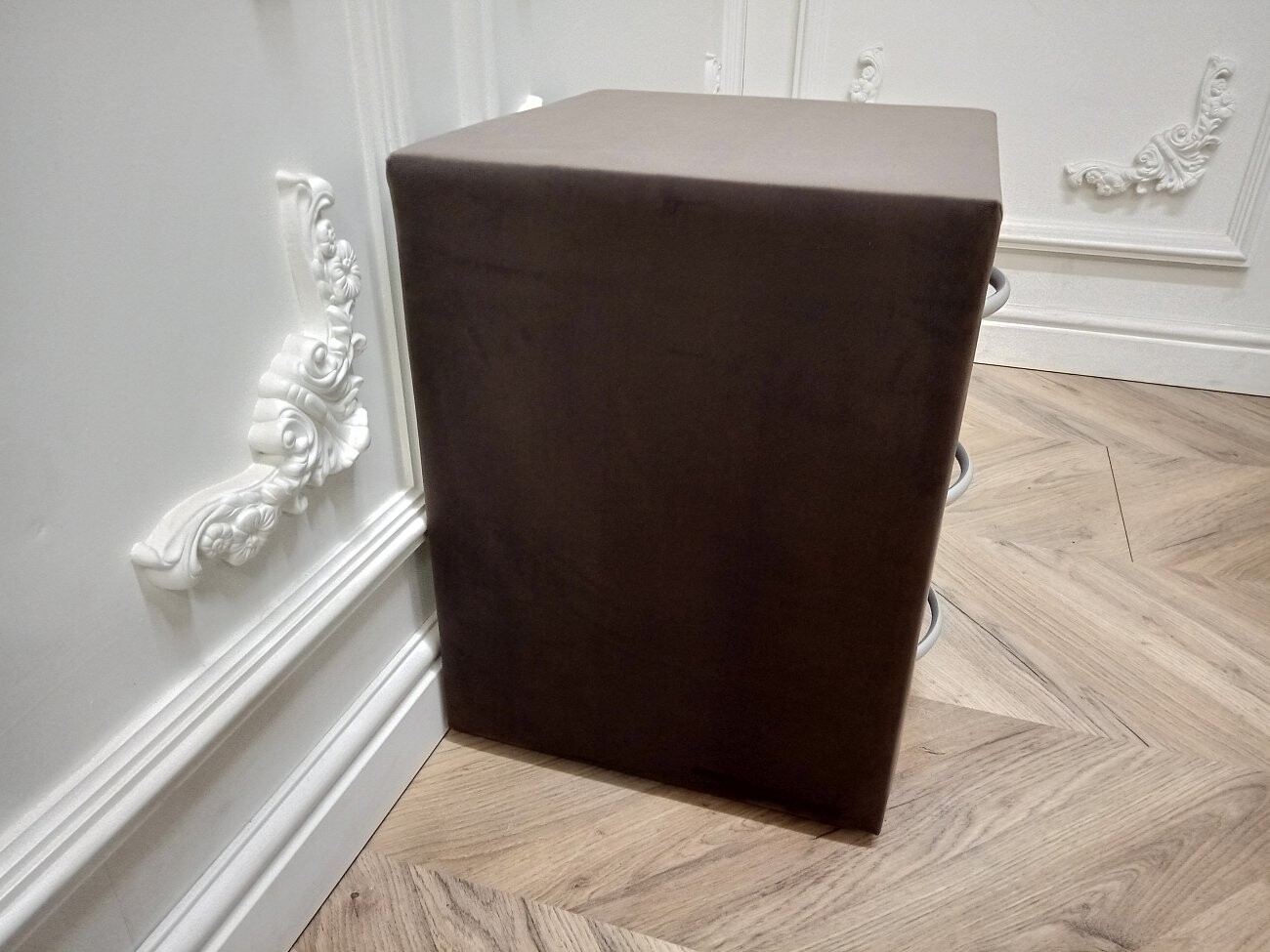 Прикроватная тумбочка с тремя ящиками коричневая Эстетика Rivera - изображение 4