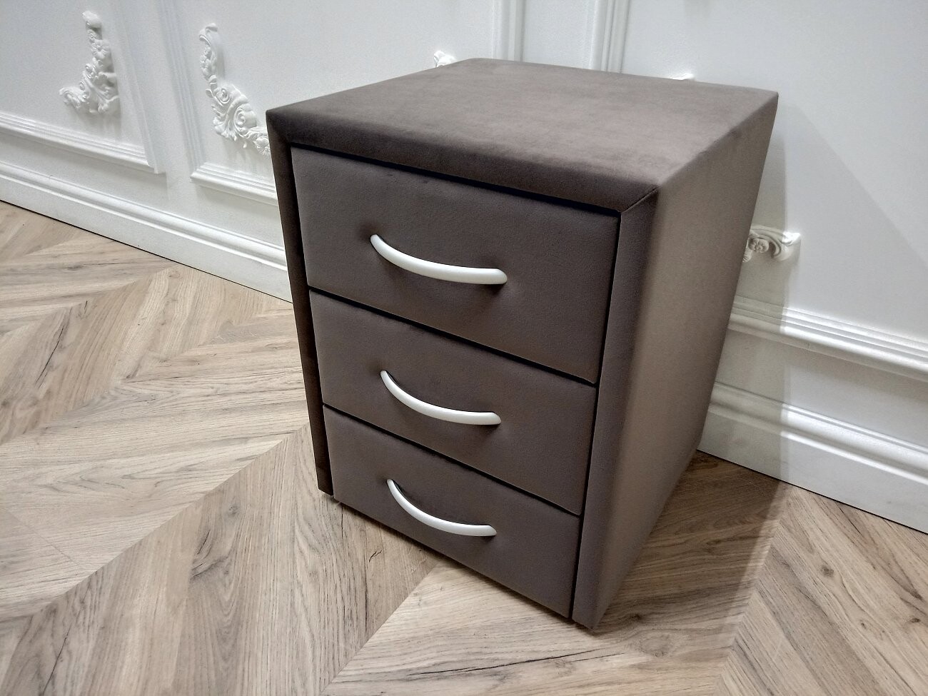 Прикроватная тумбочка с тремя ящиками коричневая Эстетика Rivera - изображение 5