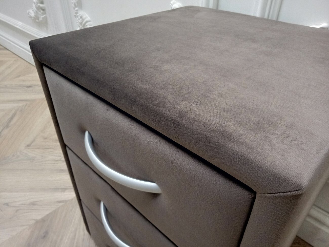 Прикроватная тумбочка с тремя ящиками коричневая Эстетика Rivera - изображение 6