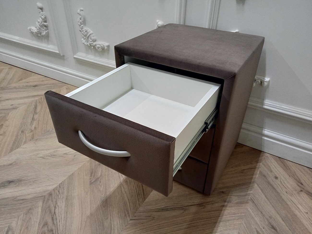 Прикроватная тумбочка с тремя ящиками коричневая Эстетика Rivera - изображение 7