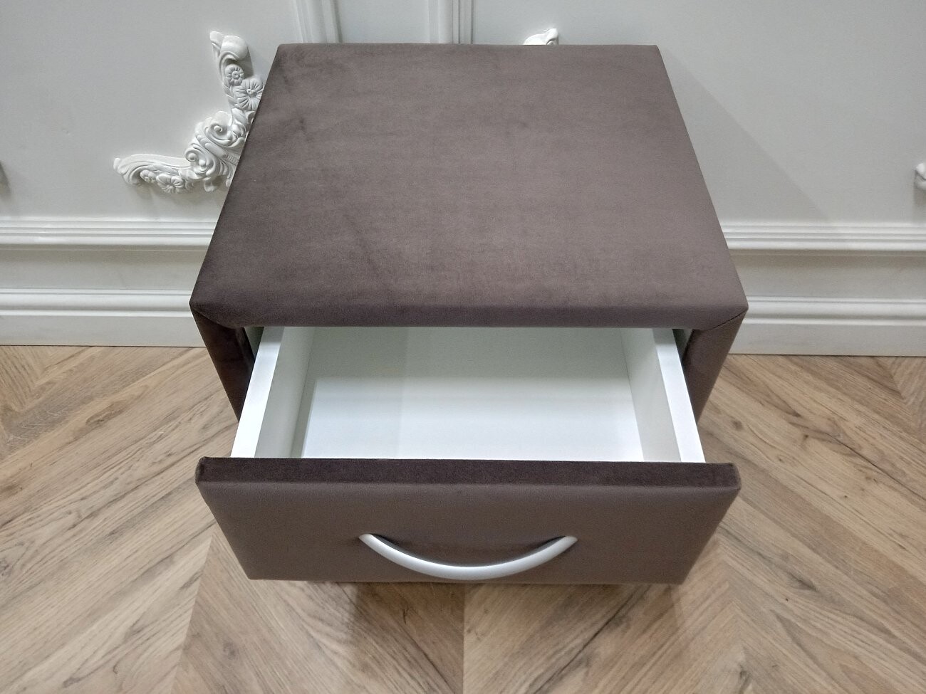 Прикроватная тумбочка с тремя ящиками коричневая Эстетика Rivera - изображение 8