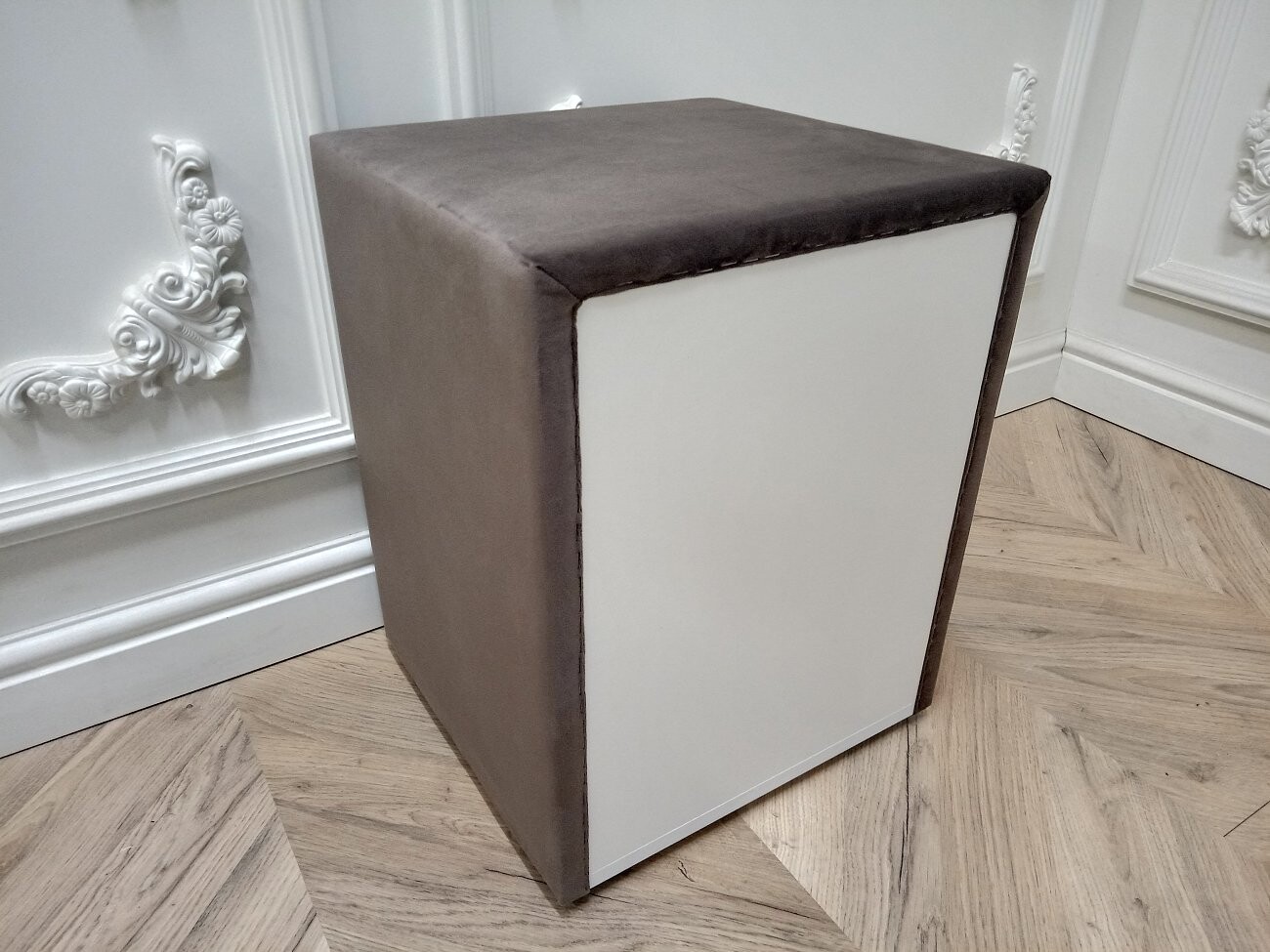 Прикроватная тумбочка с тремя ящиками коричневая Эстетика Rivera - изображение 9