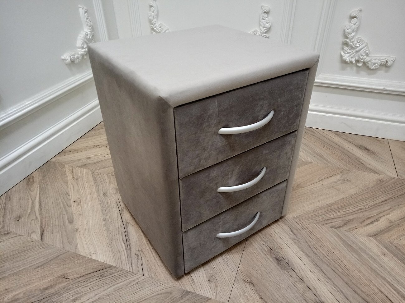 Прикроватная тумбочка с тремя ящиками бежевая Эстетика Rivera - изображение 2