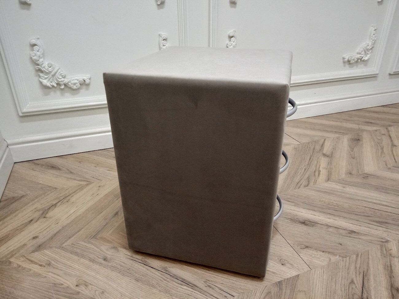 Прикроватная тумбочка с тремя ящиками бежевая Эстетика Rivera - изображение 3