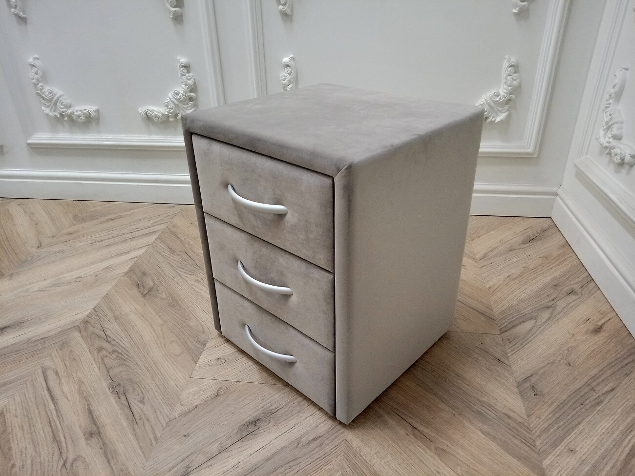 Прикроватная тумбочка с тремя ящиками бежевая Эстетика Rivera - изображение 4