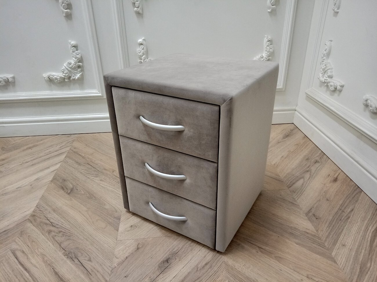Прикроватная тумбочка с тремя ящиками бежевая Эстетика Rivera - изображение 5