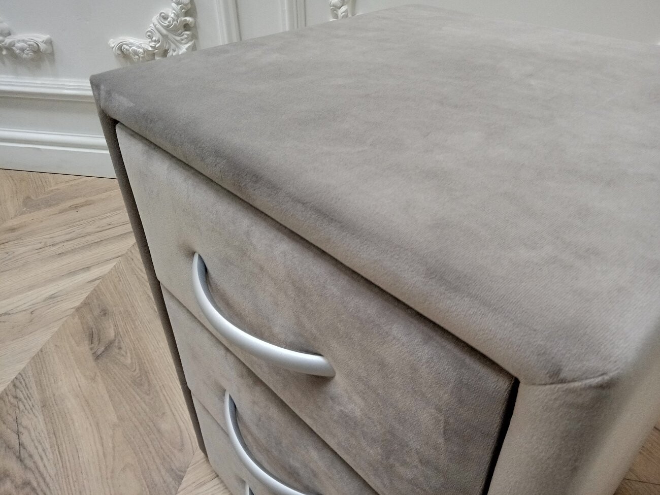 Прикроватная тумбочка с тремя ящиками бежевая Эстетика Rivera - изображение 6