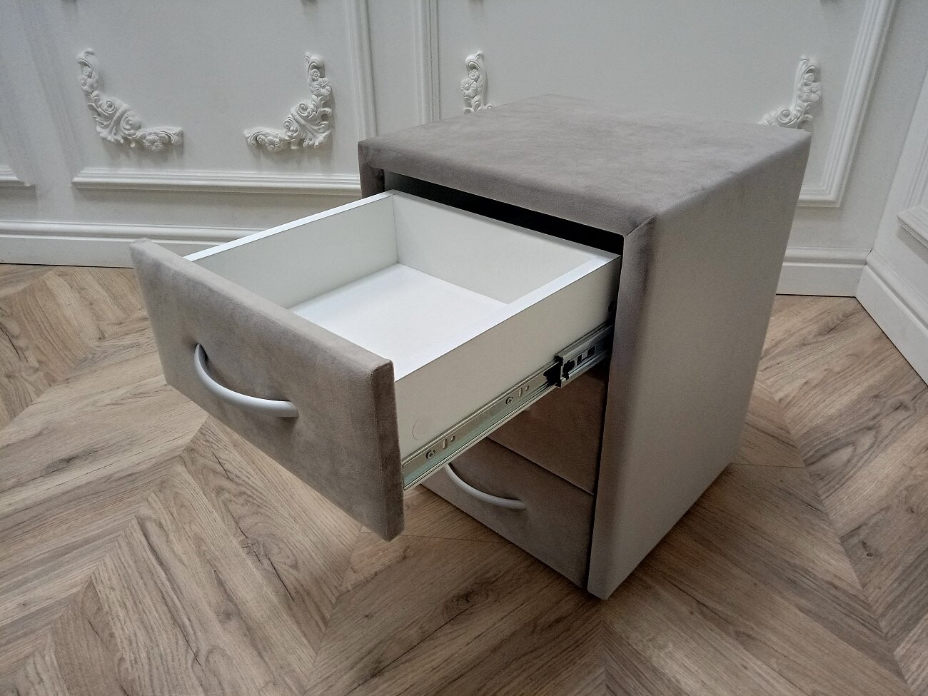 Прикроватная тумбочка с тремя ящиками бежевая Эстетика Rivera - изображение 7