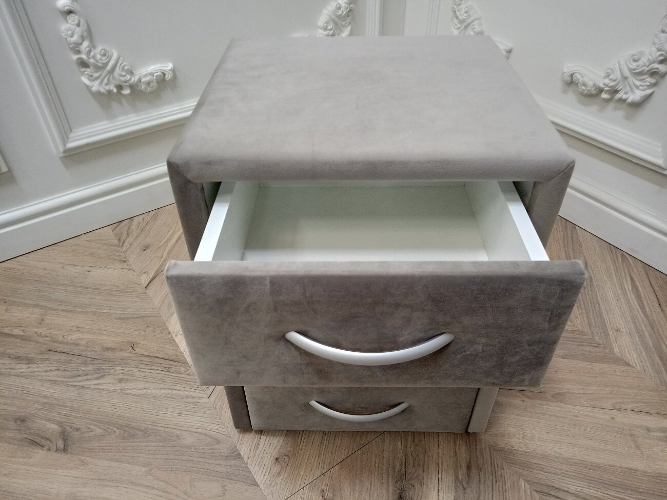 Прикроватная тумбочка с тремя ящиками бежевая Эстетика Rivera - изображение 8