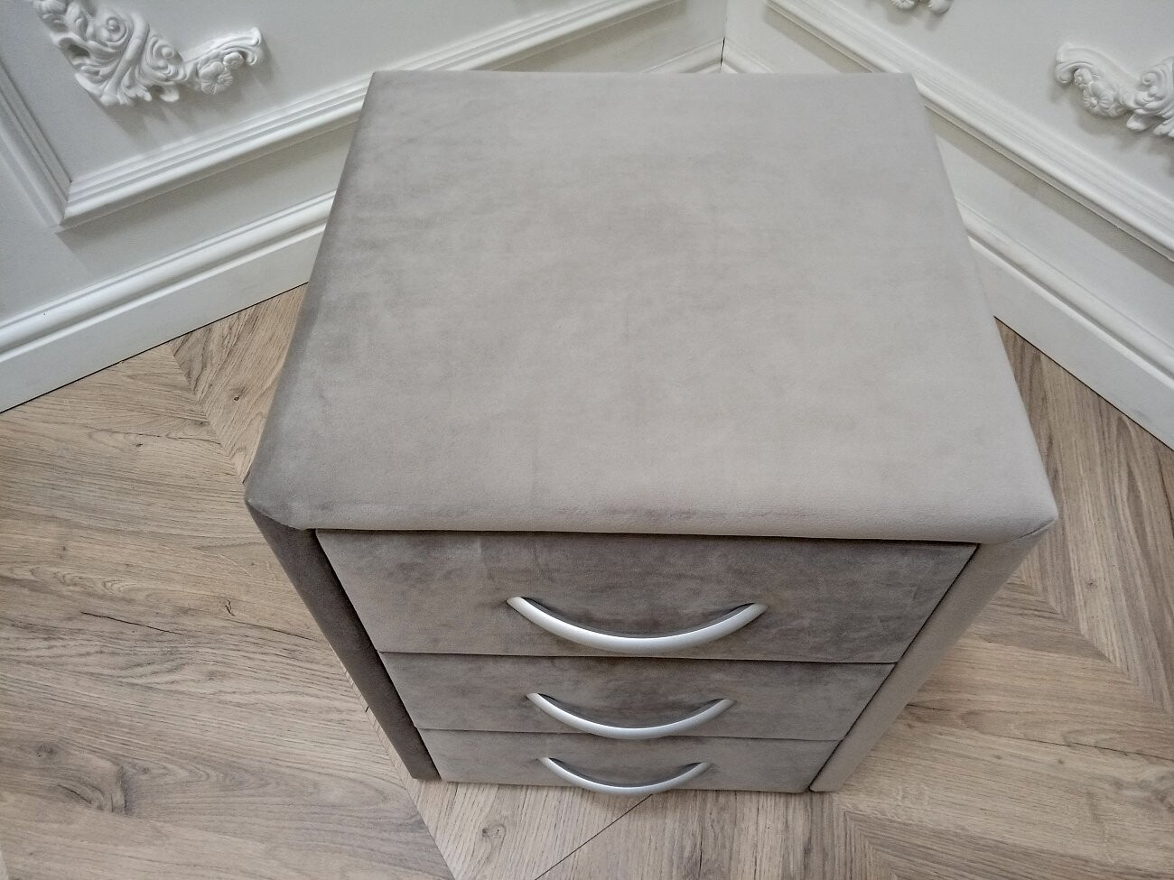 Прикроватная тумбочка с тремя ящиками бежевая Эстетика Rivera - изображение 9