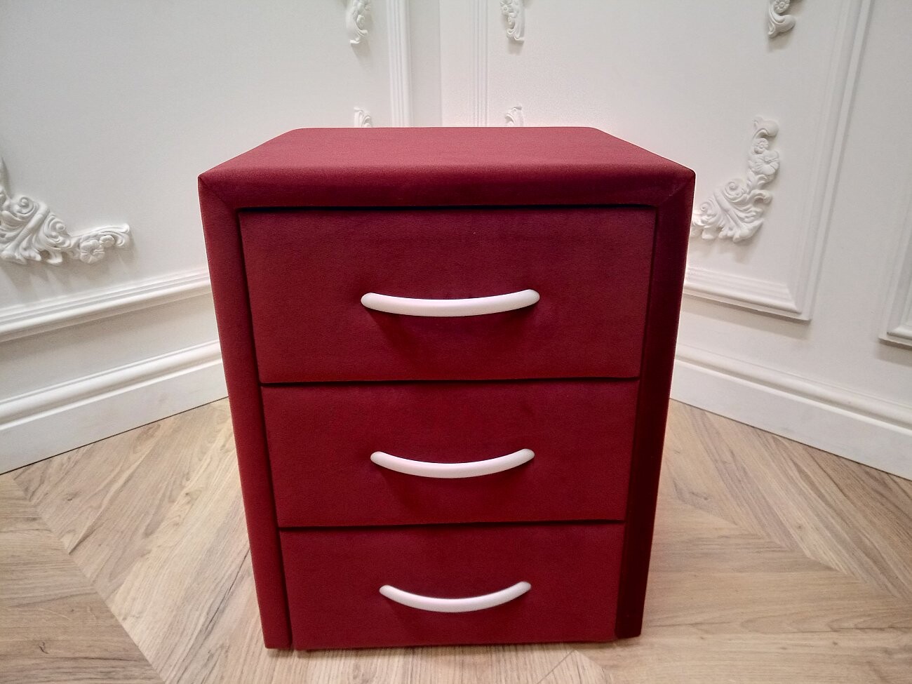 Прикроватная тумбочка с тремя ящиками красная Эстетика Rivera - изображение 2