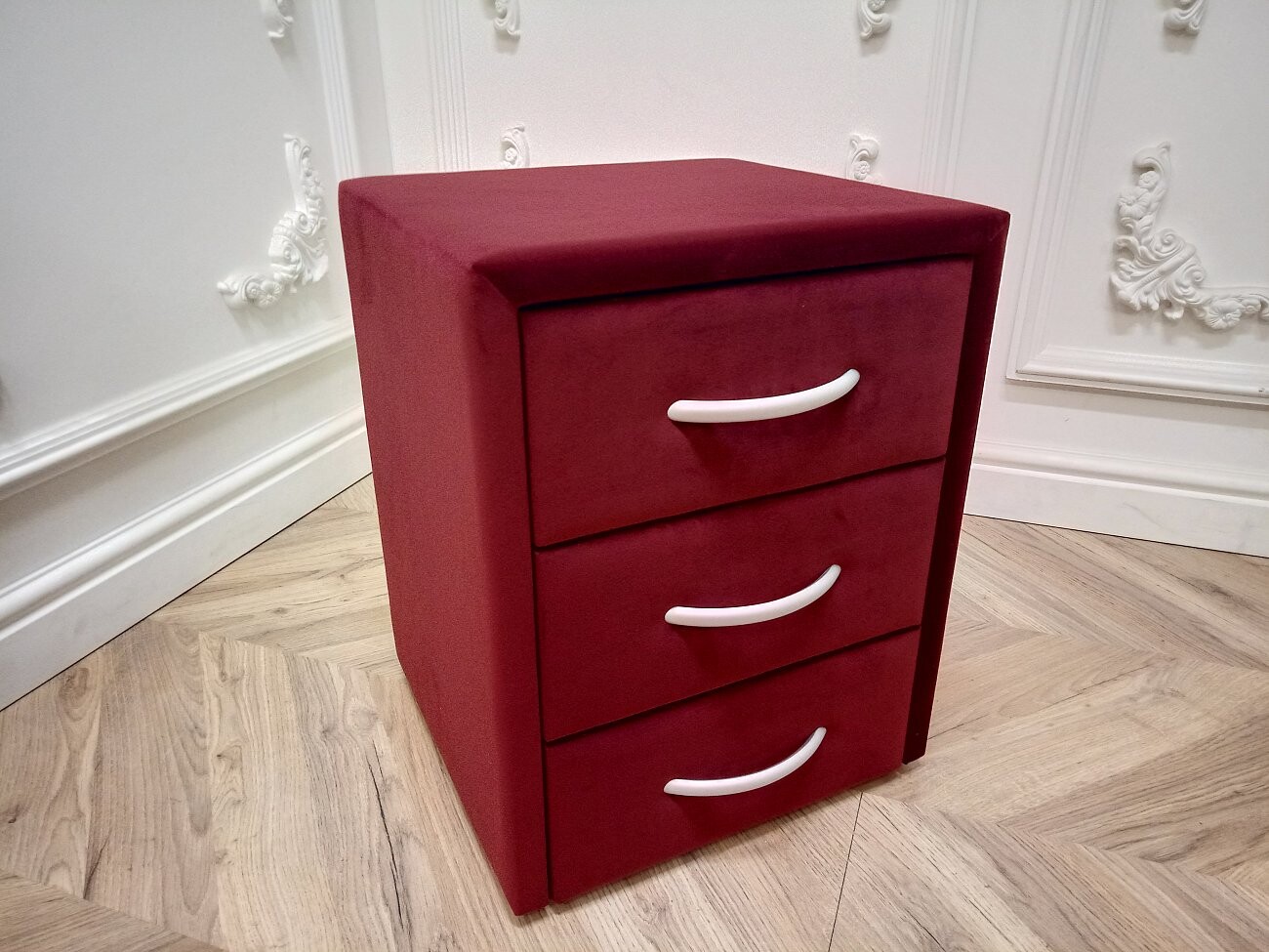 Прикроватная тумбочка с тремя ящиками красная Эстетика Rivera - изображение 3