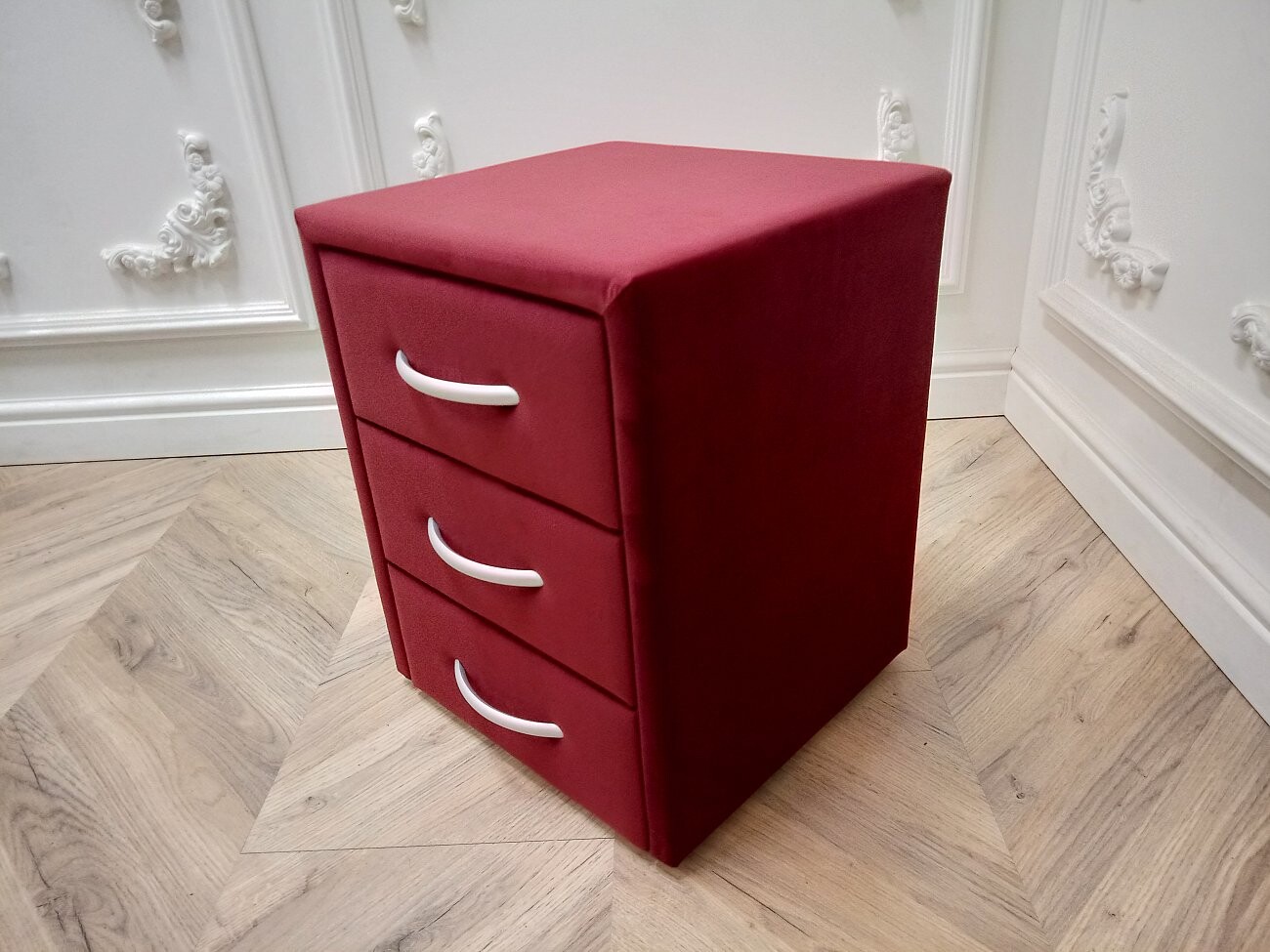 Прикроватная тумбочка с тремя ящиками красная Эстетика Rivera - изображение 5