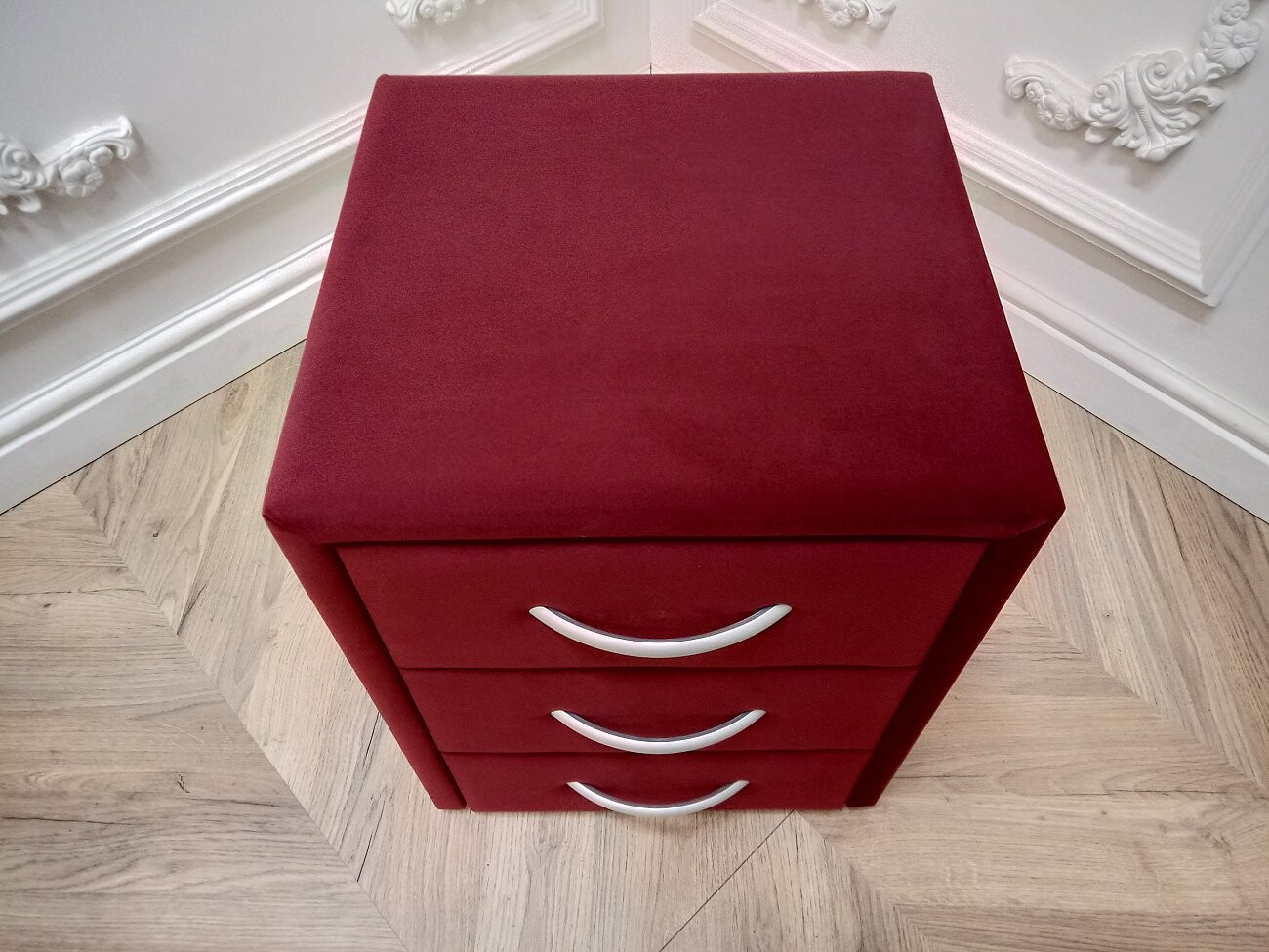 Прикроватная тумбочка с тремя ящиками красная Эстетика Rivera - изображение 9