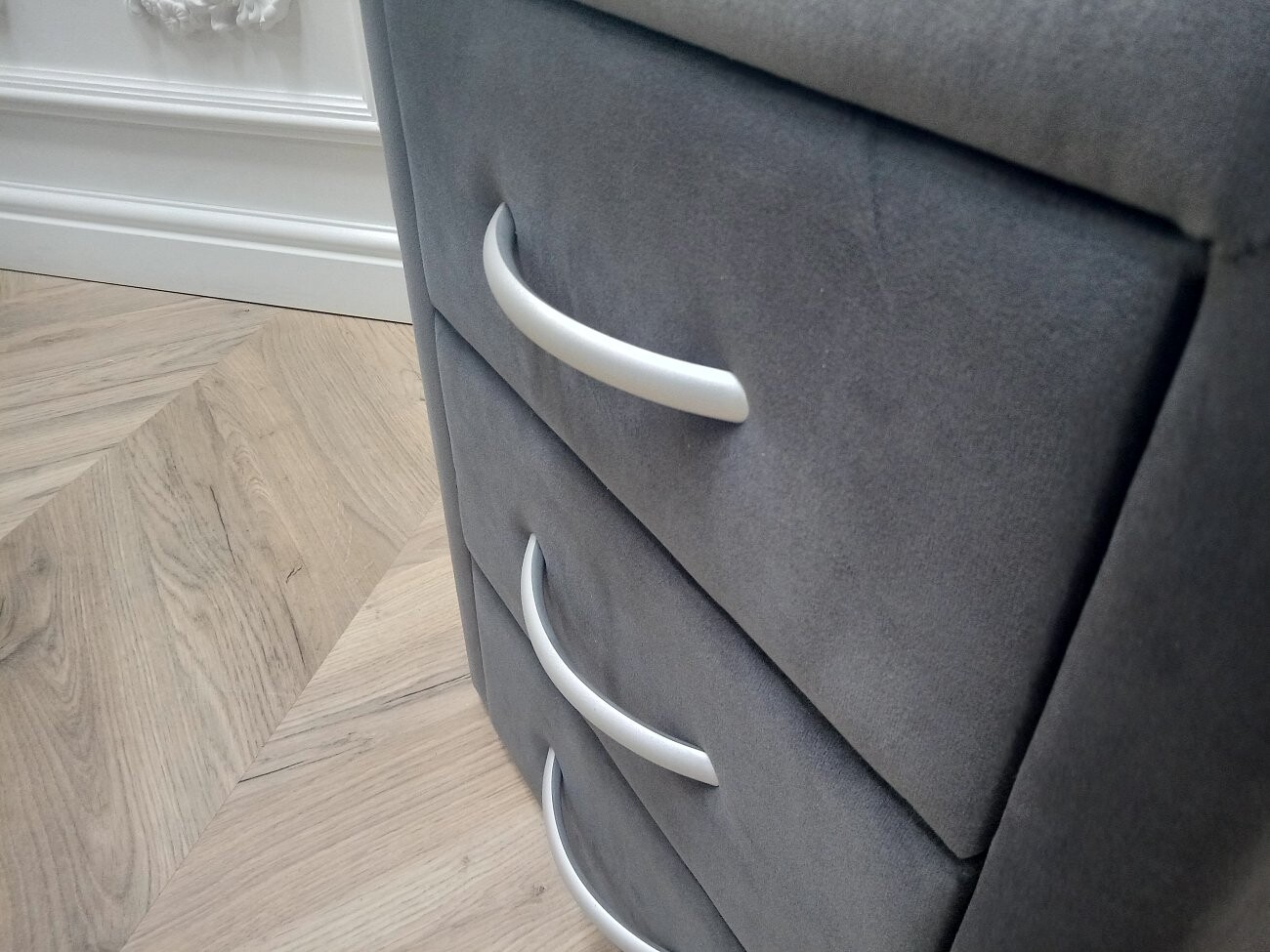 Прикроватная тумбочка с тремя ящиками темно-серая Эстетика Enigma - изображение 5