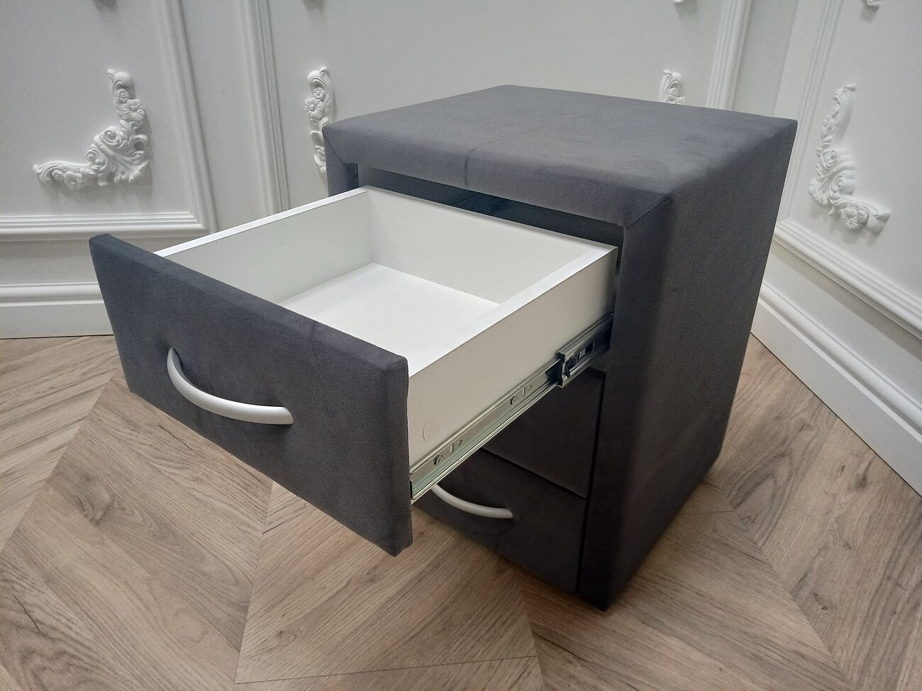 Прикроватная тумбочка с тремя ящиками темно-серая Эстетика Enigma - изображение 6