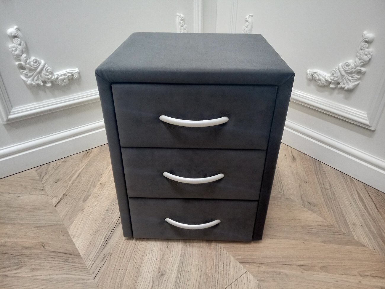 Прикроватная тумбочка с тремя ящиками темно-серая Эстетика Rivera - изображение 2