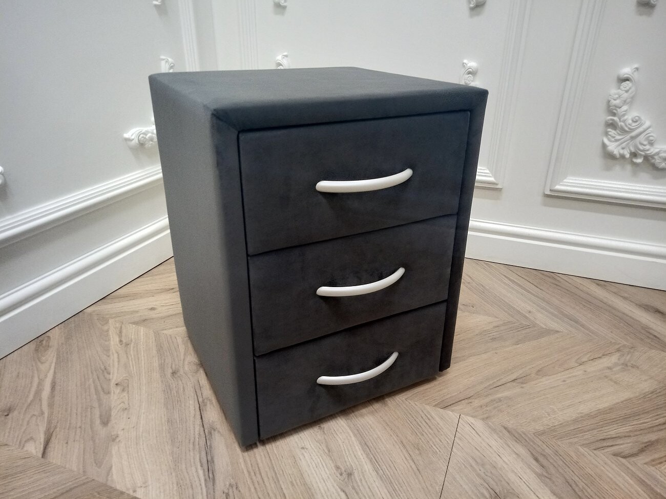 Прикроватная тумбочка с тремя ящиками темно-серая Эстетика Rivera - изображение 3