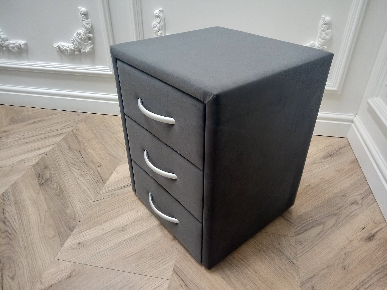Прикроватная тумбочка с тремя ящиками темно-серая Эстетика Rivera - изображение 6