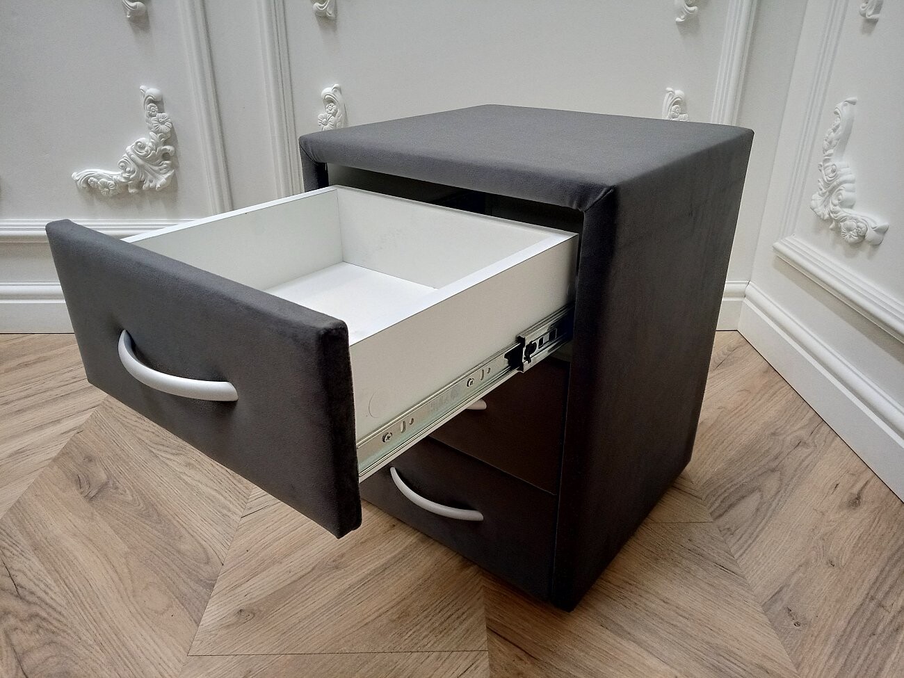 Прикроватная тумбочка с тремя ящиками темно-серая Эстетика Rivera - изображение 7