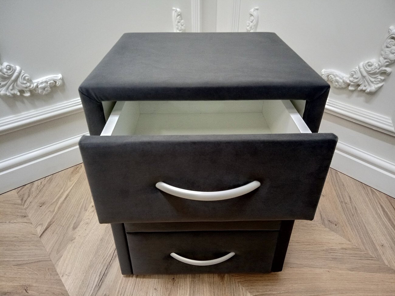 Прикроватная тумбочка с тремя ящиками темно-серая Эстетика Rivera - изображение 8