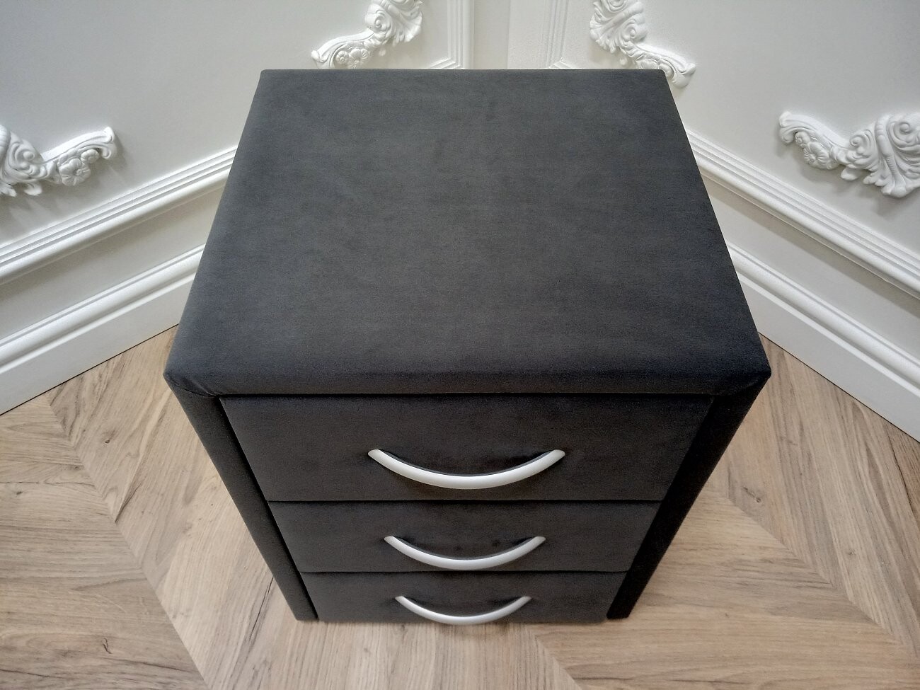 Прикроватная тумбочка с тремя ящиками темно-серая Эстетика Rivera - изображение 9