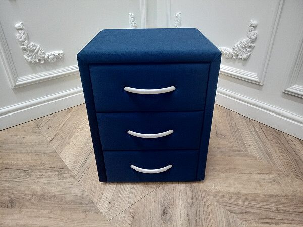 Прикроватная тумбочка с тремя ящиками темно-синяя Эстетика Velutto - изображение 1