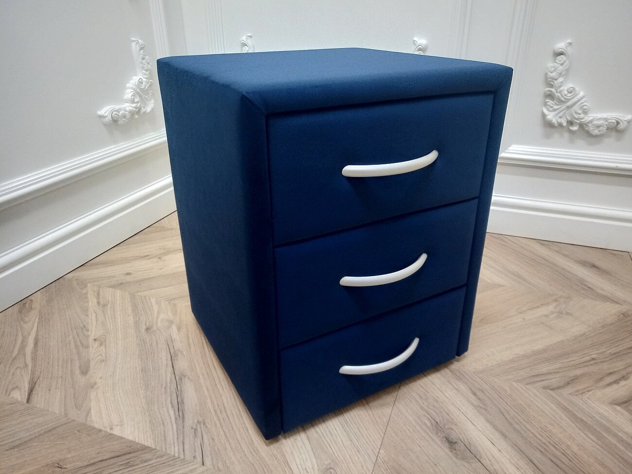 Прикроватная тумбочка с тремя ящиками темно-синяя Эстетика Velutto - изображение 2