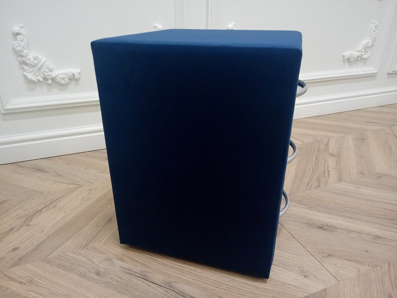 Прикроватная тумбочка с тремя ящиками темно-синяя Эстетика Velutto - изображение 3