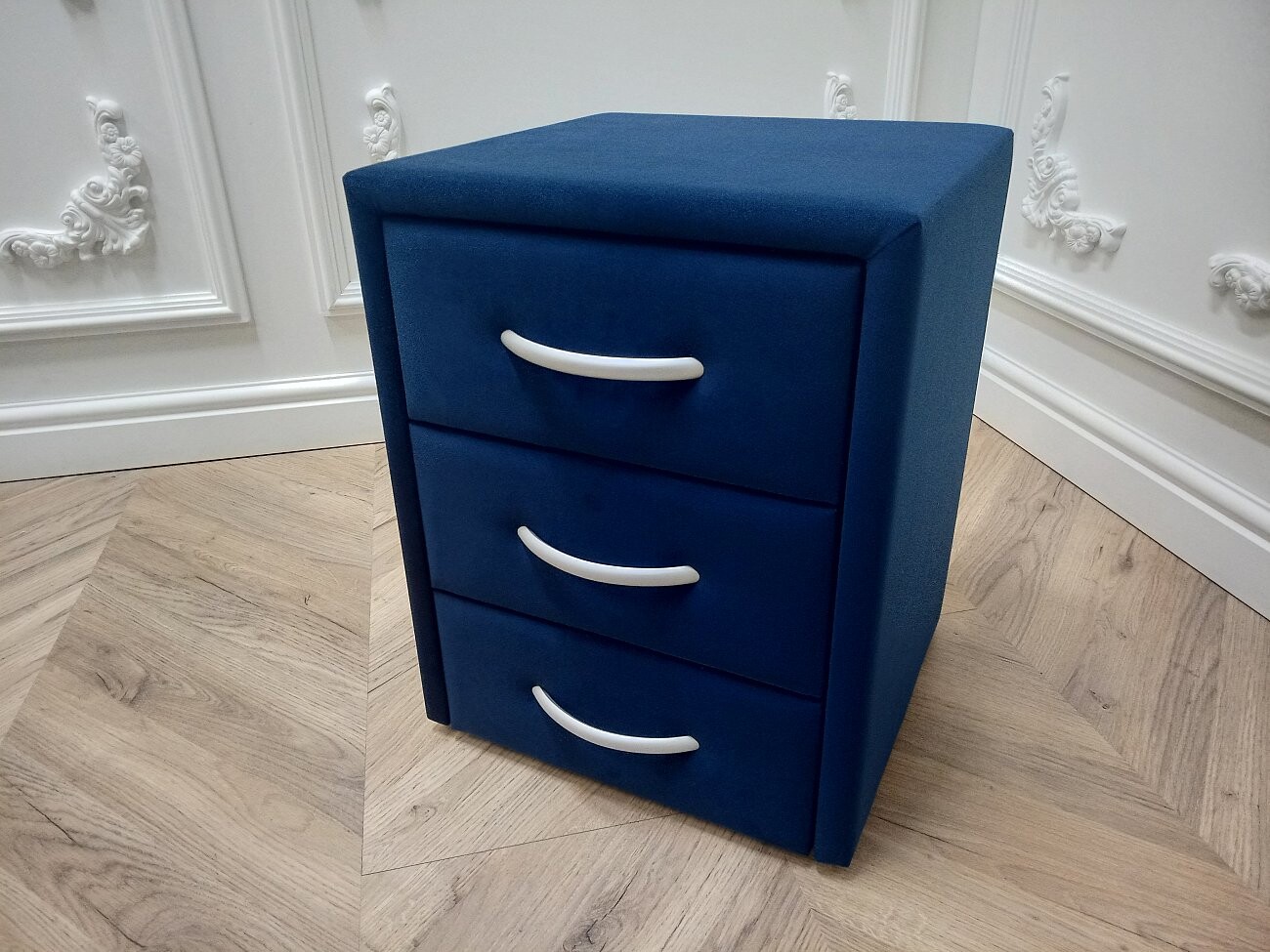Прикроватная тумбочка с тремя ящиками темно-синяя Эстетика Velutto - изображение 4
