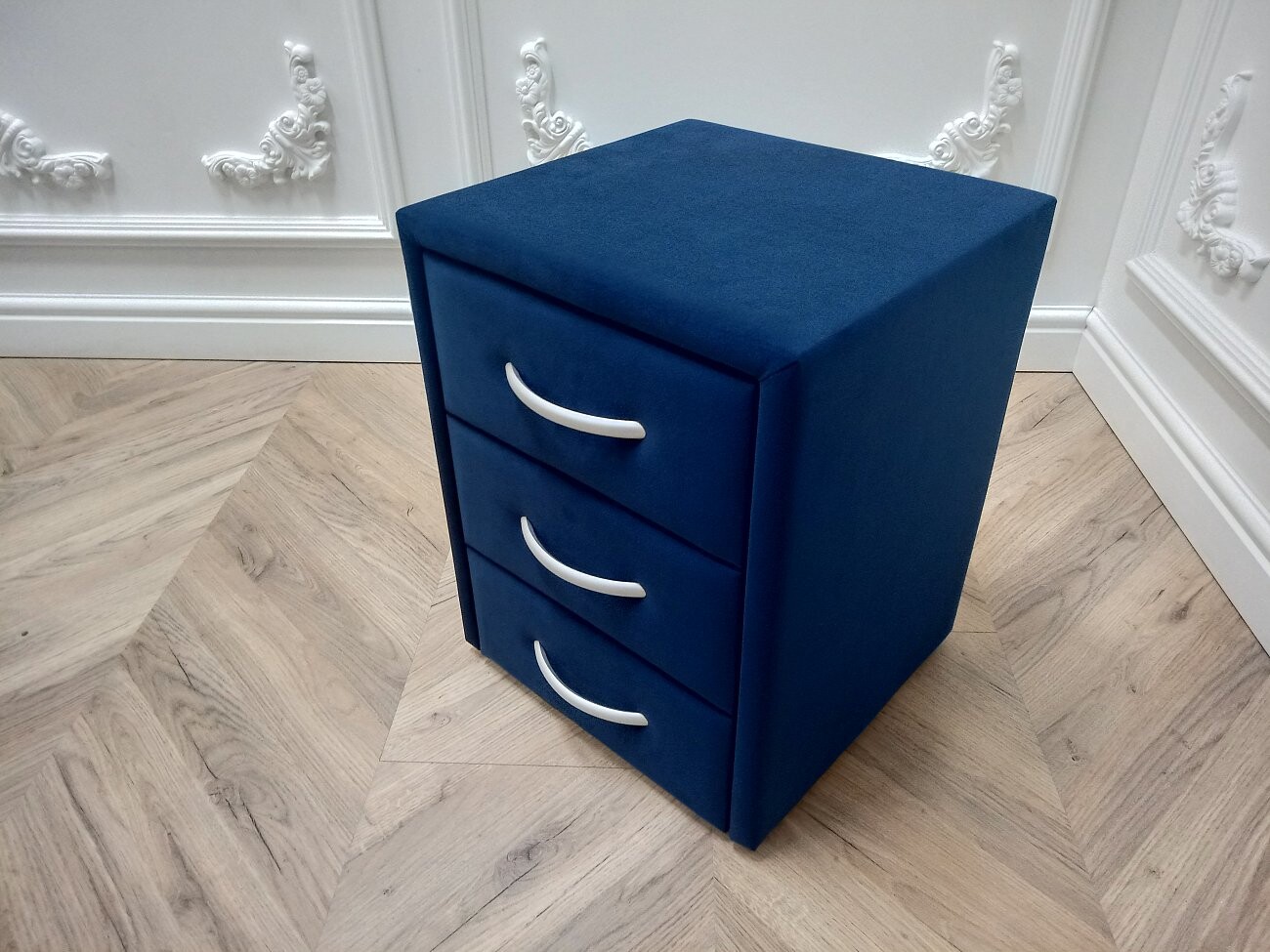 Прикроватная тумбочка с тремя ящиками темно-синяя Эстетика Velutto - изображение 5