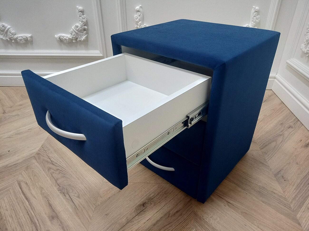 Прикроватная тумбочка с тремя ящиками темно-синяя Эстетика Velutto - изображение 6