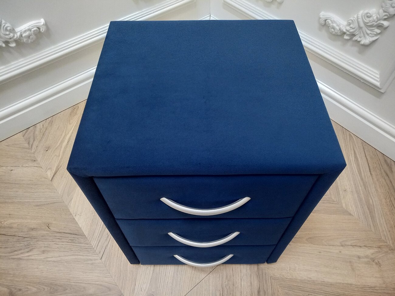 Прикроватная тумбочка с тремя ящиками темно-синяя Эстетика Velutto - изображение 8