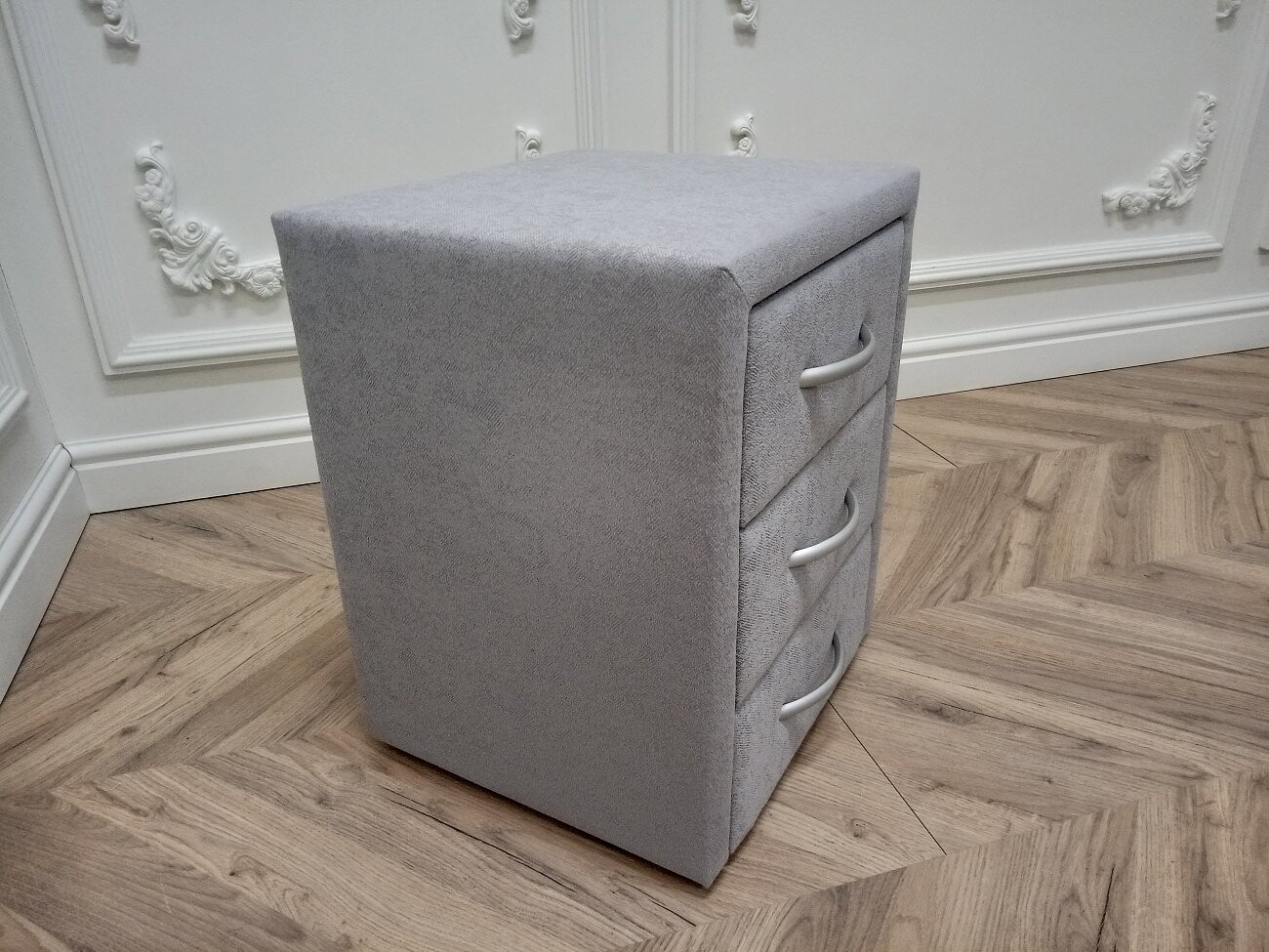 Прикроватная тумбочка с тремя ящиками серебристая Эстетика Gusto - изображение 2