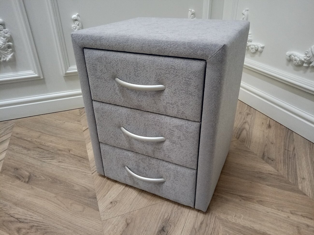 Прикроватная тумбочка с тремя ящиками серебристая Эстетика Gusto - изображение 3