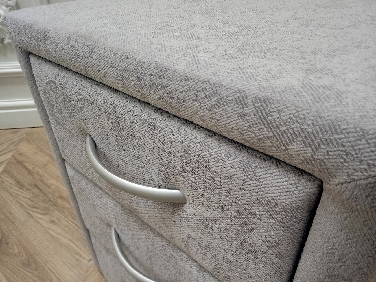 Прикроватная тумбочка с тремя ящиками серебристая Эстетика Gusto - изображение 4