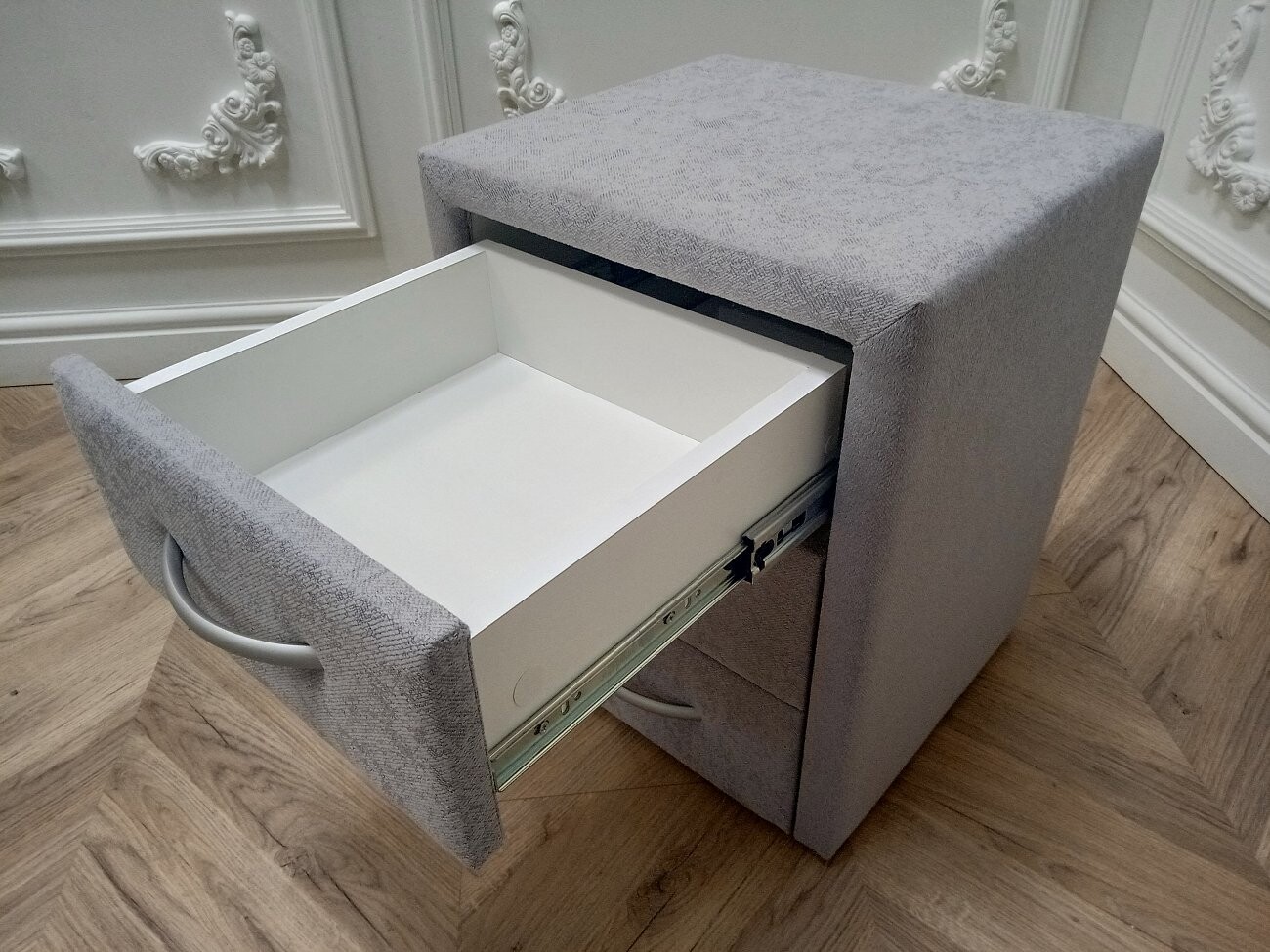 Прикроватная тумбочка с тремя ящиками серебристая Эстетика Gusto - изображение 5