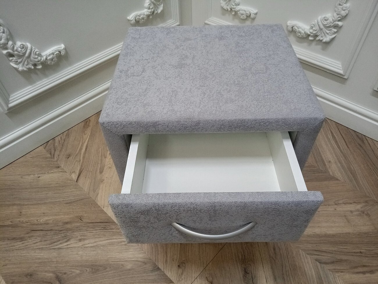 Прикроватная тумбочка с тремя ящиками серебристая Эстетика Gusto - изображение 6