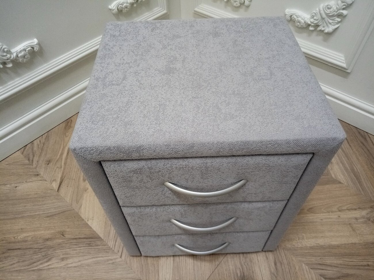 Прикроватная тумбочка с тремя ящиками серебристая Эстетика Gusto - изображение 7